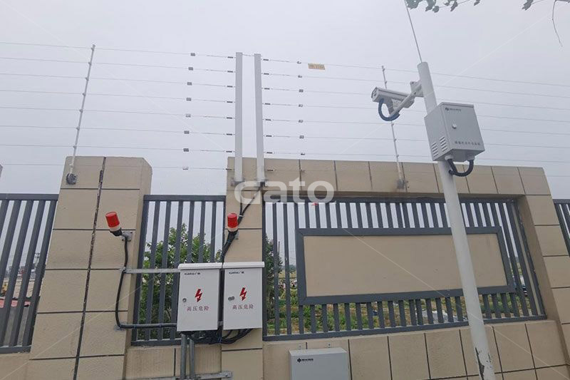 Tensile Electric Fence for Suburban Railway